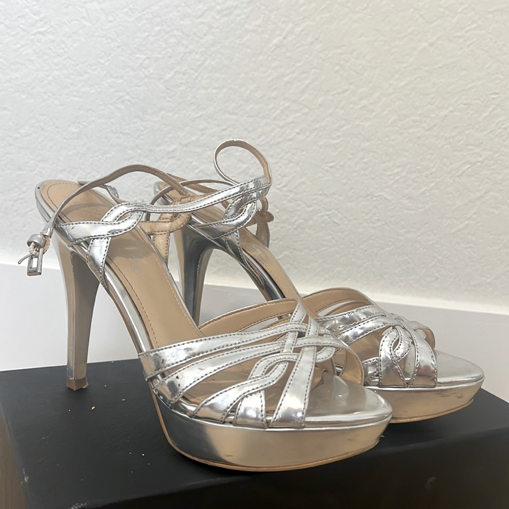 Marc Fisher. Size 6.5. Silver metallic platform strappy sandal pumps